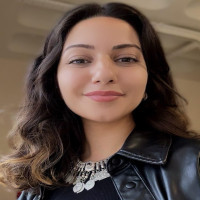 Melis Ay Yüzügüldü